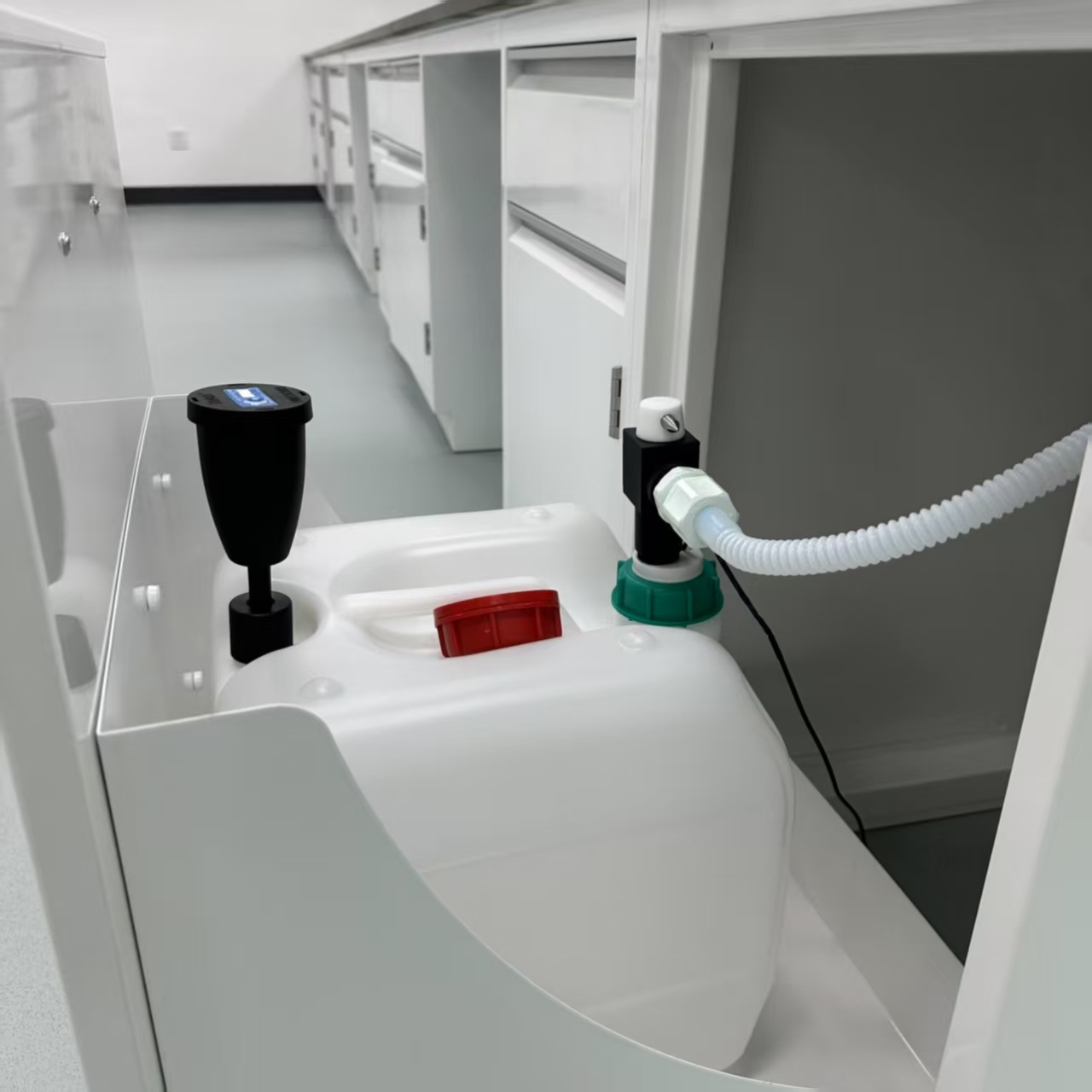 优诺安全盖有效防止废液收集过程中挥发泄露造成的污染